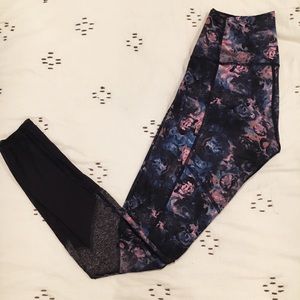 Lululemon high waisted yoga pants.